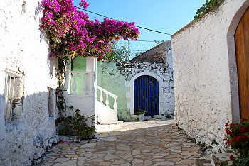 Malerische Gassen in Afionas auf der Insel Korfu