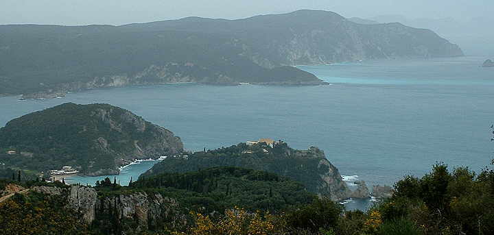 Die Bucht von Paleokastritsa auf der Insel Korfu