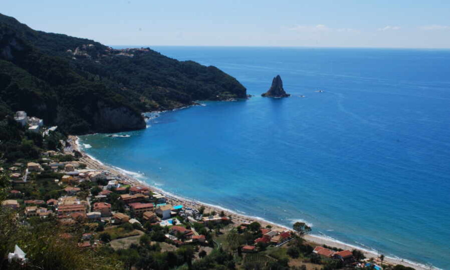 Blick auf Agios Gordis an der Westküste Korfus