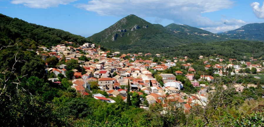 Blick auf das schöne Dorf Agios Mattheos | Korfu