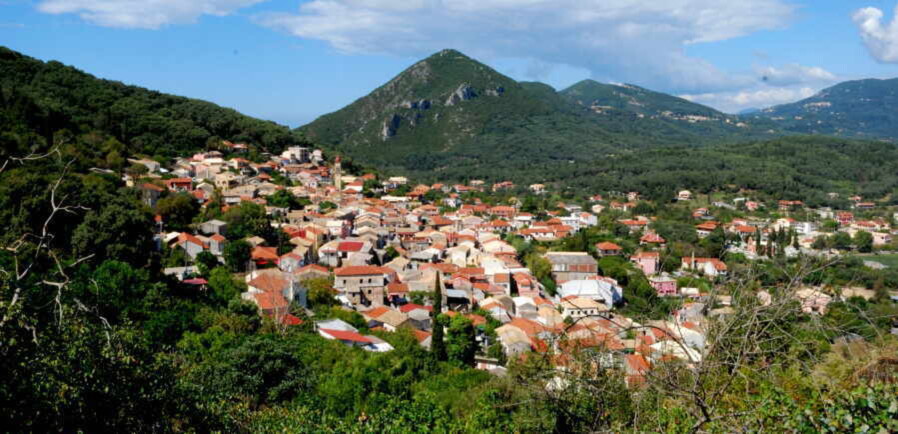 Blick auf das schöne Dorf Agios Mattheos | Korfu