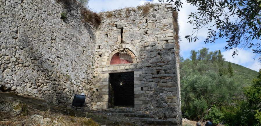 Eingang zur Burgruine Gardiki Südkorfu