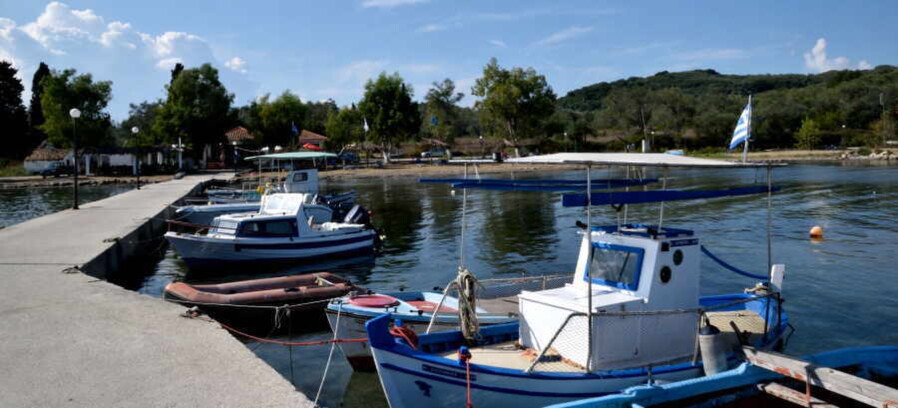 Fischerhafen und Strand Kaliviotis nahe Perivoli | Korfu Süd Der Kaliviotis Beach mit kleinem Hafen in Korfus Süden