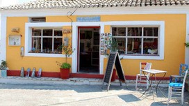 Der Shop "Oliven und Meer" in Afionas Am Dorfplatz in Afionas befindet sich der Shop "Oliven und Meer"