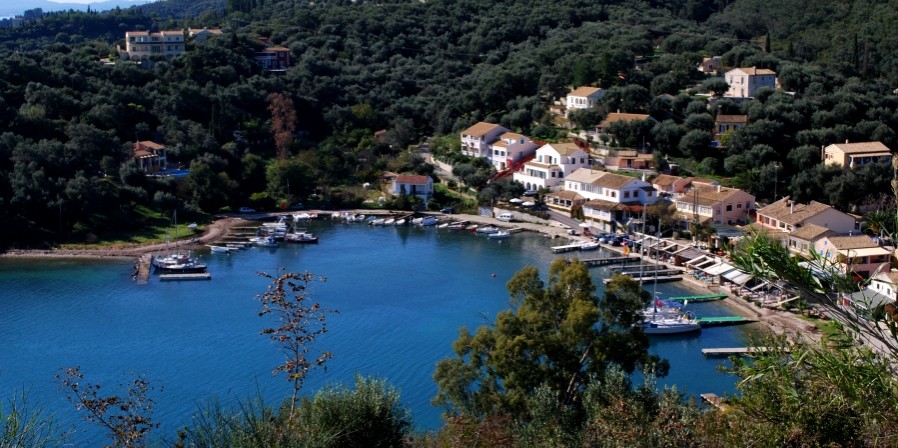 Blick auf den Hafen von Agios Stefanos Sinies | Korfu