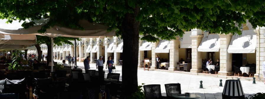 Esplanada und Cafes am Liston in Korfu Stadt