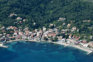 Der Strand in Benitses an Korfus Ostküste