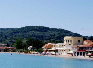 Strand beim Doppelort Moraitika und Messonghi an der Ostküste Korfus