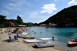 Der Hauptstrand an der Zufahrt zum Kloster Paleokastritsa