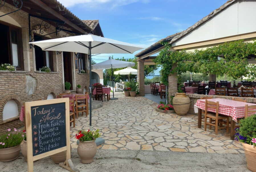 Die Taverne Yialos in Karousades | Nord Korfu Taverna Yialos Korfu Karousades